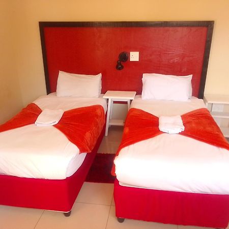 Emampingeni Lodge Bizana Bagian luar foto