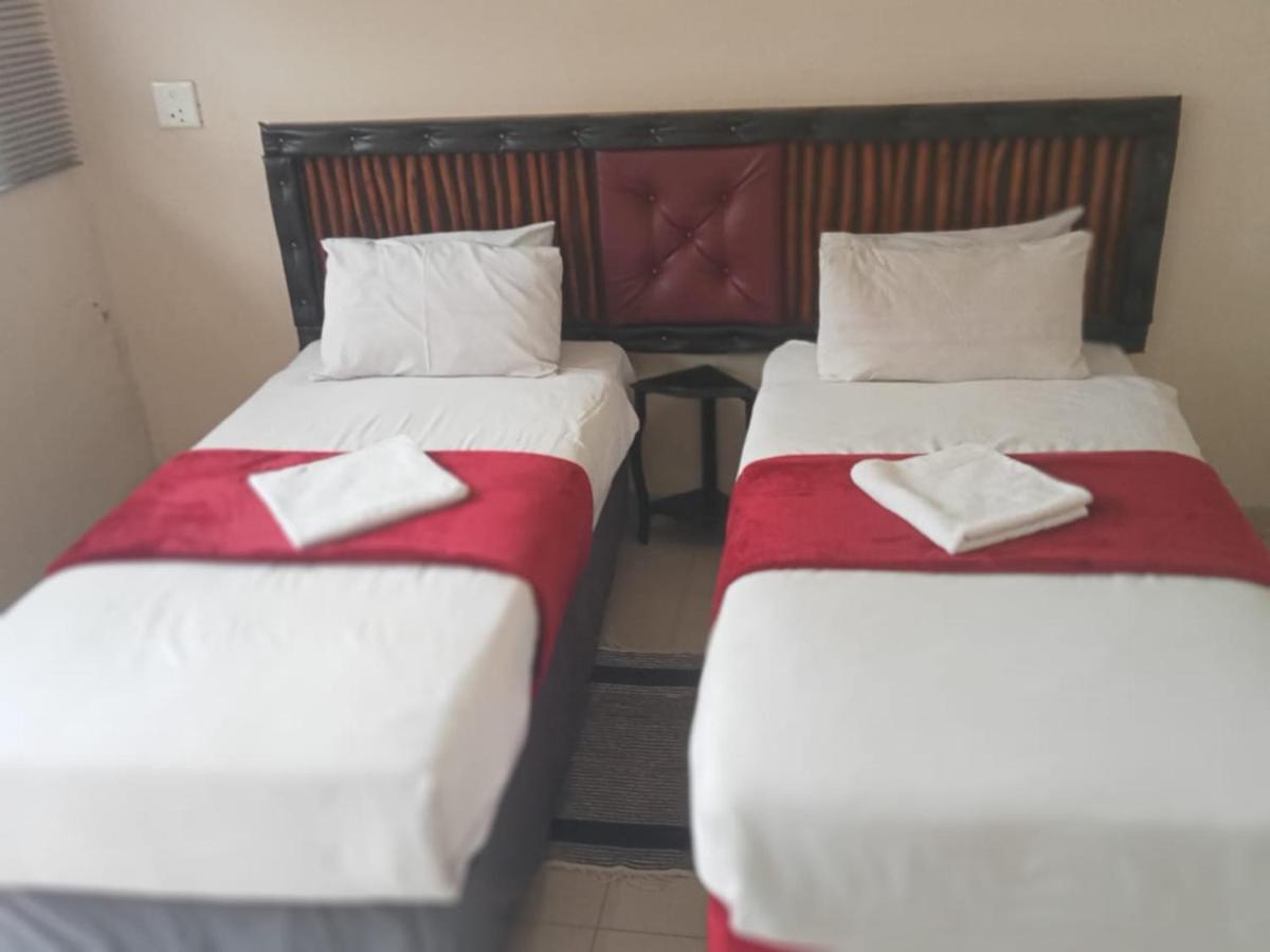 Emampingeni Lodge Bizana Bagian luar foto