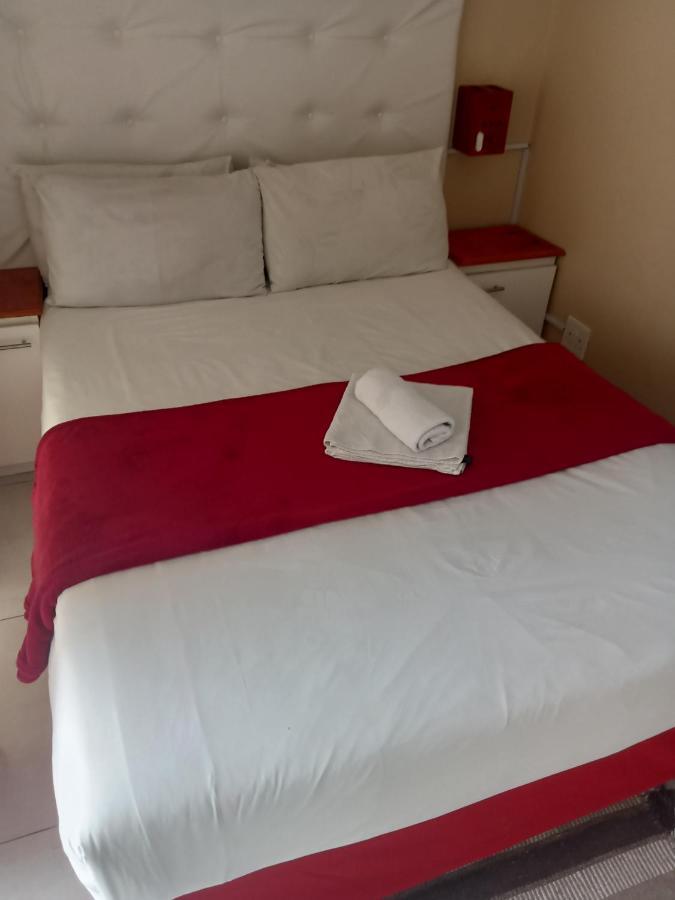 Emampingeni Lodge Bizana Bagian luar foto