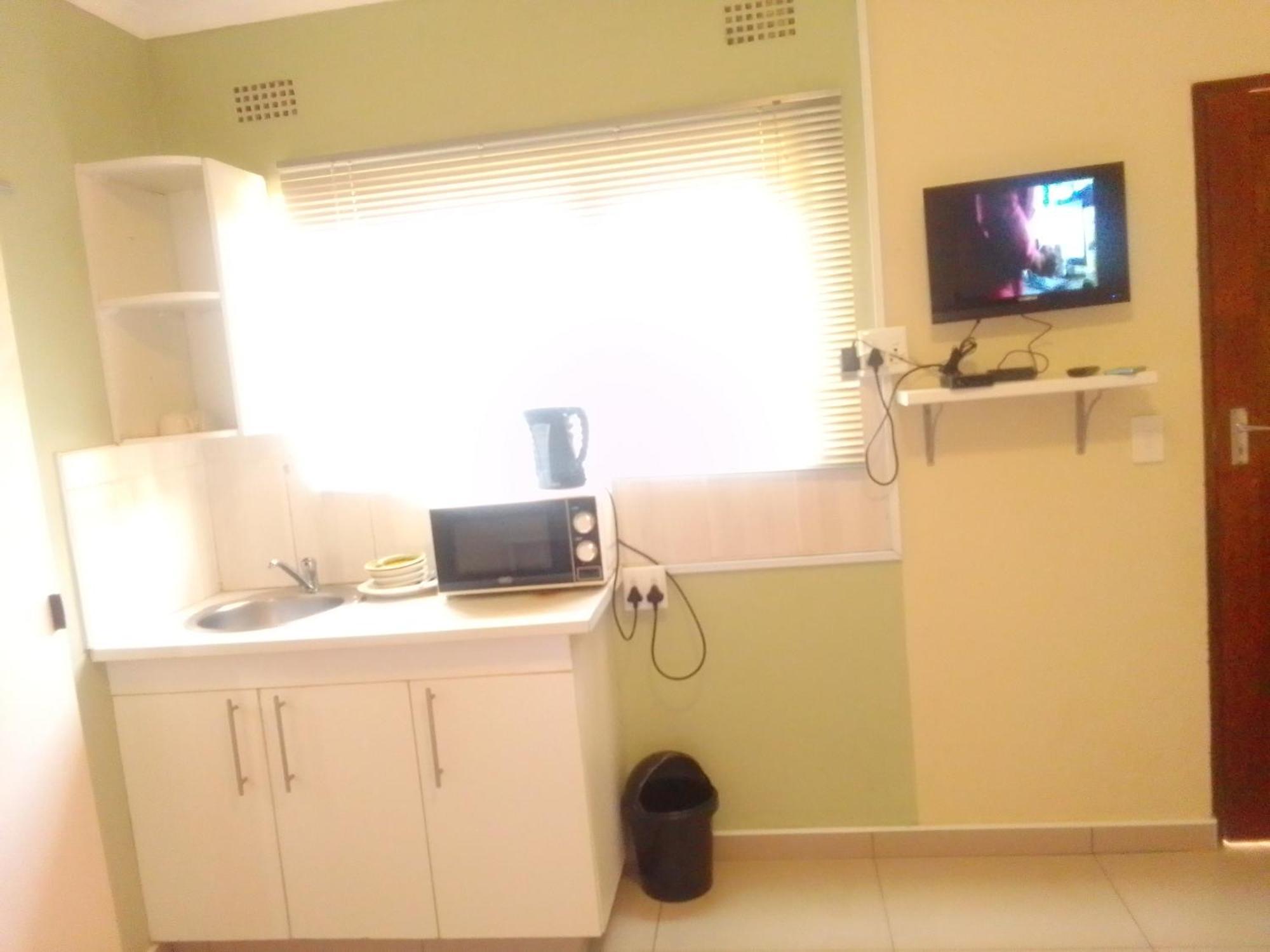 Emampingeni Lodge Bizana Bagian luar foto